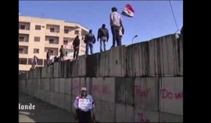 Egypte: des opposants tentent de franchir un barrage près de la présidence