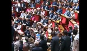 Des députés UMP quittent l'hémicycle pendant une discours de Jean-Marc Ayrault
