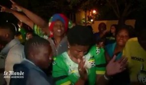 Larmes, chants et danses devant la maison de Mandela