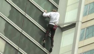 Le "Spiderman français" escalade un immeuble de 170 mètres à La Défense