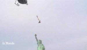 Plongeon acrobatique sous les yeux de la statue de la liberté