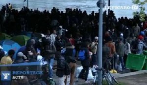 Dans le calme, les migrants d'Austerlitz évacuent leur campement