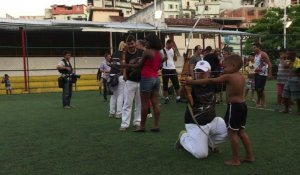 JO: les enfants d'une favela de Rio découvrent le tir à l'arc