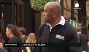 Lomu mène un haka en plein Londres à la veille de la Coupe du Monde de rugby
