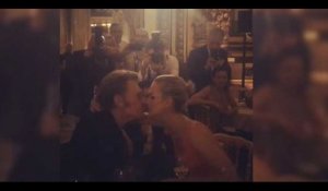 Johnny Hallyday chante une sérénade à Laeticia en plein dîner de gala (vidéo)