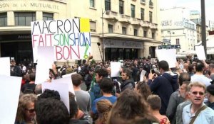 Des manifestants pour le 1er meeting de Macron