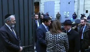Cazeneuve arrive à la synagogue de Marseille