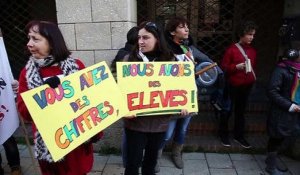 Parents et enseignants manifestent à Avignon contre les fermetures de classe