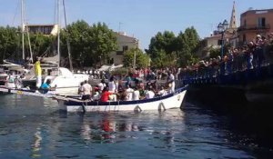 Les artistes du festival de Martigues arrivent en barque