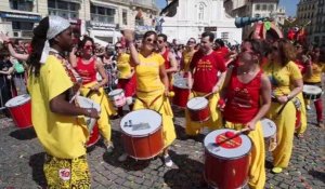 Carnaval de Marseille : le Vieux-Port bondé de spectateurs