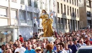 La procession mariale au Panier à Marseille rassemble des centaines de personnes