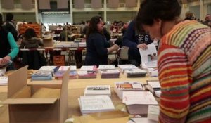 Marseille : des centaines de personnes mettent sous pli les tracts des partis politiques