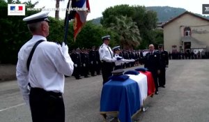 Bernard Cazeneuve rend hommage à un policier tué le 14 juillet à Nice