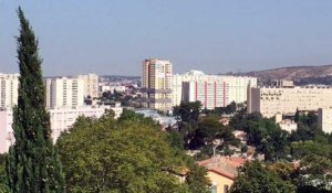 Marseille : la tour des Cyprès "foudroyée" en quelques secondes