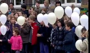 Estaimpuis: lâché de ballons à l'école communale pour la catastrophe de Sierre