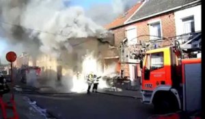 Jemappes: incendie spectaculaire en plein carnaval des enfants