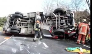 Limbourg: un camion de pompier se retourne sur la route