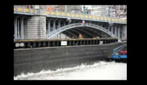 Deux barges ont été immobilisées sous le pont de fragnée à Liège