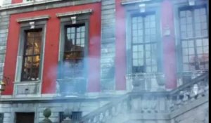 Liège: les pompiers manifestent place du Marché et mettent le feu...
