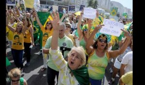 Manifestations pour et contre Rousseff à cinq jours des JO