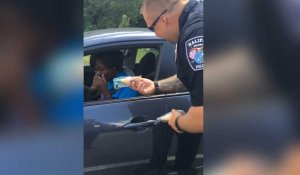 Ce policier arrête une automobiliste... et lui offre une glace