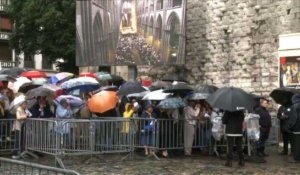 Père Hamel: la foule attend le début de la cérémonie à Rouen