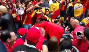 "Lalalalalalaaaa" les supporters bondissent et font trembler la grand place de Lille
