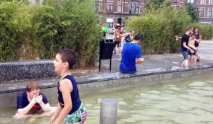 Chaleur:bataille d'eau devant la gare des Guillemins - Liège