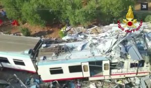 Italie : une grue filme les deux trains détruits dans une collision 