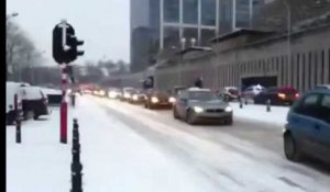 La neige bloque les routes à Bruxelles