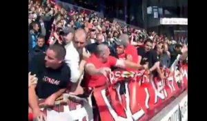 Mons: les supporters chantent après la victoire face à Eupen