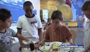 A la cantine ! (2-4) : ''Si t'aimes pas gaspiller; t'as qu'à manger !''