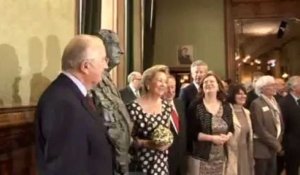 Le couple royal découvre ses bustes au Sénat