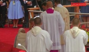 En Pologne, le pape François chute pendant une messe