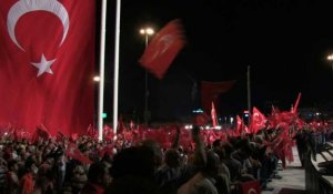 Les sympathisants d'Erdogan se réunissent sur la place Taksim
