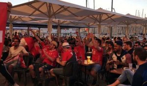Euro 2016 : les supporters suisses chantent sur le port