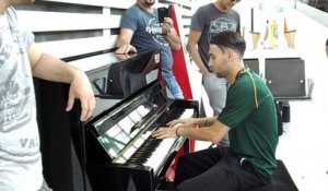 Handball : Ugo Davila joue du piano en attendant le train