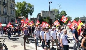 Loi Travail : environ 500 manifestants et une banderole sur le pont d'Avignon