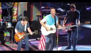 Michael J. Fox rejoint Coldplay lors d'un concert et rejoue une célèbre scène de "Retour vers le futur" (vidéo)