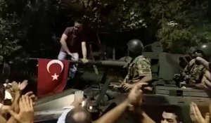 Turquie: à Ankara la foule tente d'arrêter l'armée