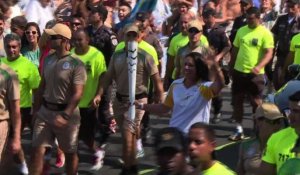 Rio-2016: la torche olympique sur le front de mer