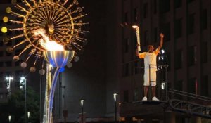 Rio: une flamme olympique brûle dans le centre de la ville
