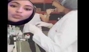 Exclu Vidéo : Kylie Jenner : Elle vous emmène dans l'usine de fabrication de ses lipsticks !