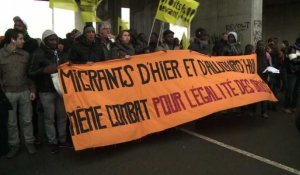Calais: des migrants manifestent pour des conditions plus dignes
