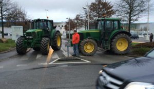 Les agriculteurs bloquent Leclerc et Carrefour