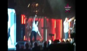One Direction : Harry Styles fait une incroyable chute sur scène ! (VIDEO)