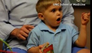 Cet enfant sourd entend la voix de son père pour la première fois !