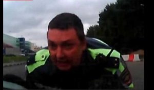 Un policier russe sur le capot d'une voiture lancée à toute vitesse !