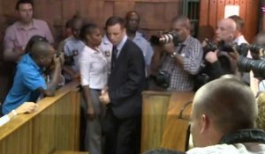 Oscar Pistorius : Entre larmes et regrets à son procès ! (Vidéo)