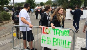Loi travail: les lycéens manifestent dans les rues de Châteaulin